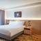 Отель Holiday Inn Golden Mile