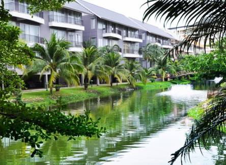 Отель The Leela Resort & Spa