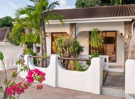 Отель Eden's Holiday Villas
