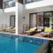 Отель Woodlands Suites Serviced Resideces