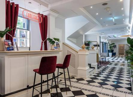 Отель Queen'S Court Hotel & Residence