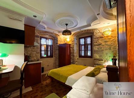 Отель Apartments Wine House Old Town 