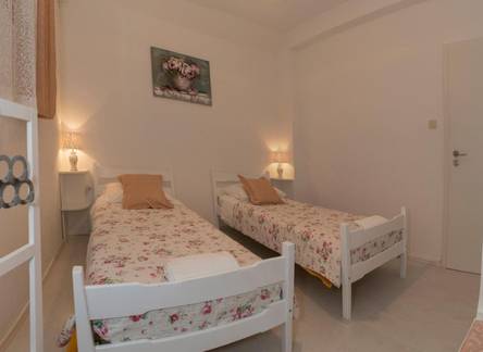 Отель Summer Bay Apartments 