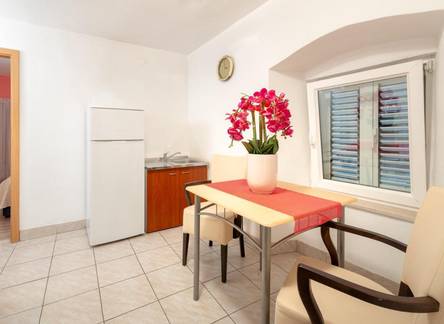 Отель Damira Rooms 