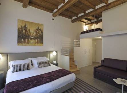Отель Trevi Palace Luxury Apartments