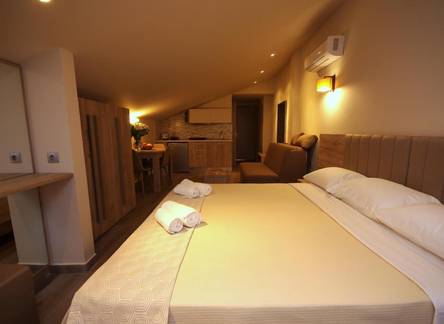Отель John & Eve Hotel 