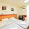 Отель Arad Youth Hostel& Guest House 