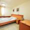 Отель Arad Youth Hostel& Guest House 