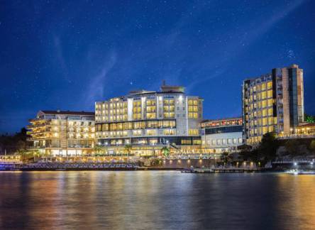 Отель Charisma De Luxe Hotel