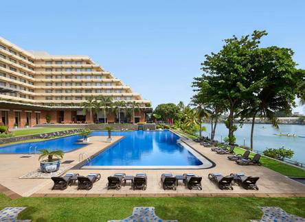 Отель Cinnamon Lakeside