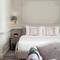 Отель Kingston Suites