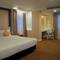 Отель Kingston Suites