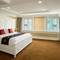 Отель Kingston Suites