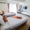 Отель Sea Breeze Jomtien Resort