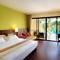 Отель Crown Lanta Resort & Spa 