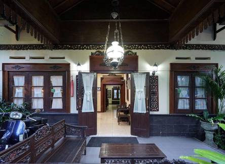 Отель Ndalem Maharani Guest House 