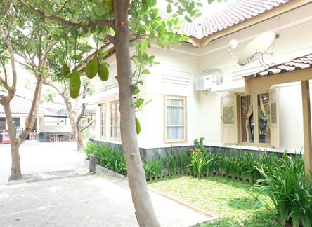 Отель Ndalem Suratin Guesthouse 
