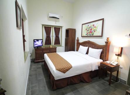 Отель The Kresna Hotel 