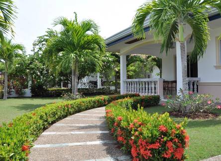 Отель Olivia Resort Serviced Apartments and Bungalows 