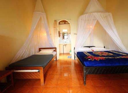 Отель Made Homestay & Bungalow 