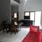 Отель Homestay Ndalem Suratin 