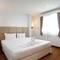 Отель Lasalle Suites & Spa
