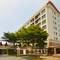 Отель Lasalle Suites & Spa