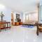 Отель Lasalle Suites & Spa