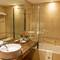 Отель Majestic City Retreat Hotel