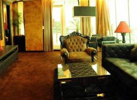 Отель Fields Plaza Suites Condo-Hotel