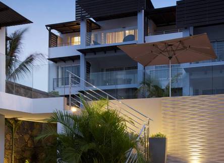 Отель Plage Bleue Beachfront Apartments