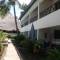 Отель Papillon Beach Apartments