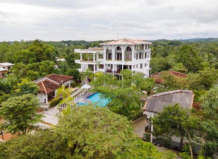 Отель Fort Edge Retreat