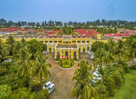 Отель The Lalit Golf & Spa Resort
