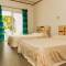 Отель Hide Away Holiday Apartments Apart
