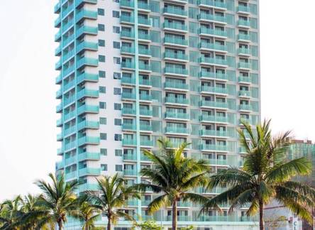 Отель A La Carte Da Nang Beach Hotel