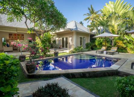Отель The Lovina Bali