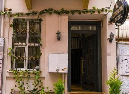 Отель La Pazza Suites