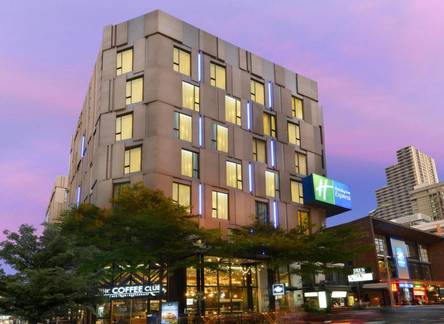 Отель Holiday Inn Express Bangkok Sukhumvit 11