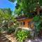 Отель Six Pack Cottage
