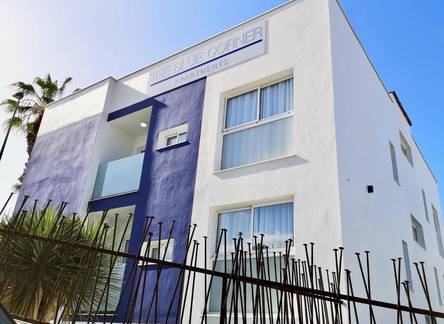 Отель The Blue Corner Apartments