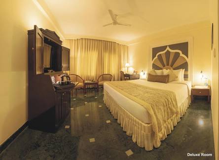 Отель Hotel Clarks Shiraz