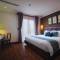 Отель Hotel Emerald Waters Classy