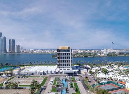 Отель Holiday International