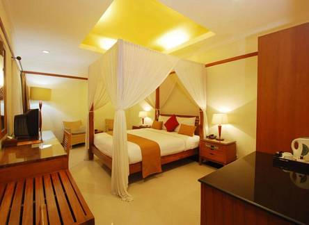 Отель Yulia Beach Inn Kuta