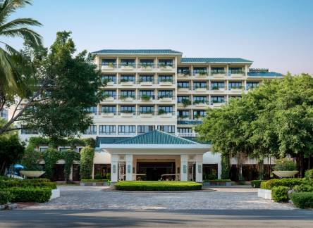 Отель Palm Beach Resort & Spa Sanya