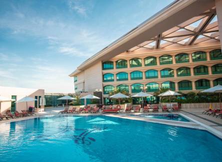 Отель Movenpick Grand Al Bustan