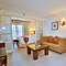 Отель Crown Regency Suites Mactan