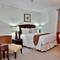 Отель Crown Regency Suites Mactan
