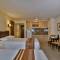 Отель Crown Regency Suites Mactan
